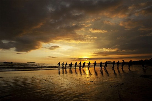 相爱的人在流泪是什么歌（相爱的人正在路上是什么歌）